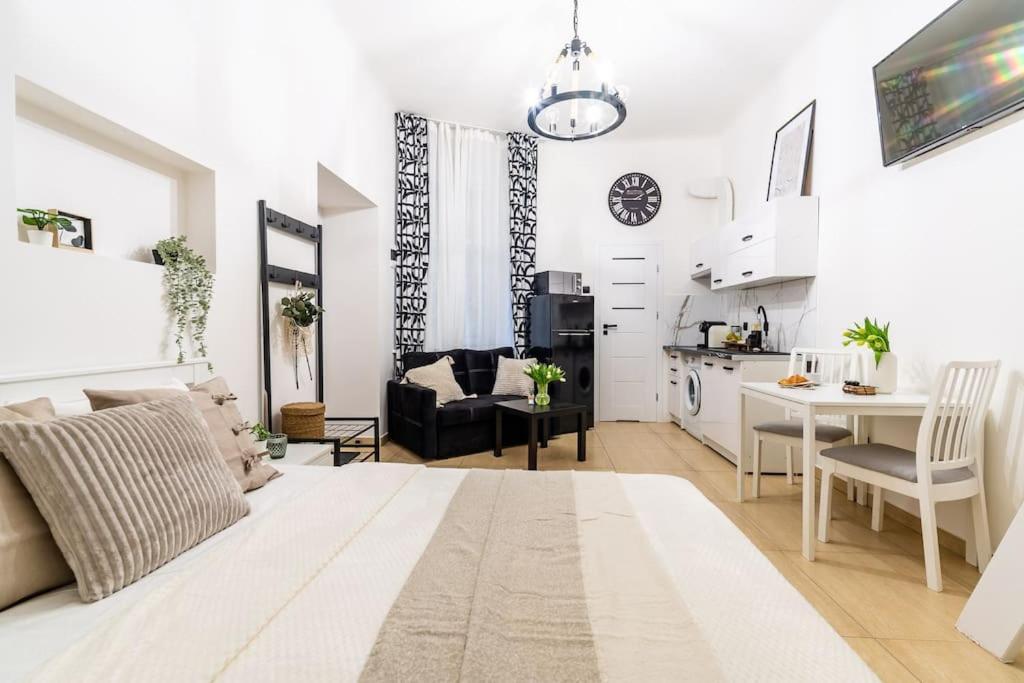 One-Bedroom Apartment,1574004932:JPEG